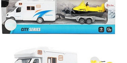 Avtodom s prikolico in snownimi sanmi.