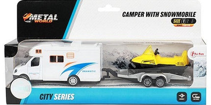 Avtodom s prikolico in snownimi sanmi.