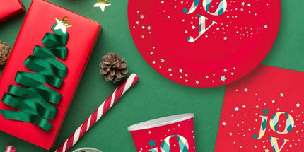 Pappteller Joy – Rot, 18 cm, 6 Stück Weihnachtsdeko